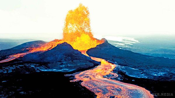 Житель Гаваїв зняв унікальні кадри виверження вулкана. На відео потрапив потік розжареної лави одного з вулканів на островах.