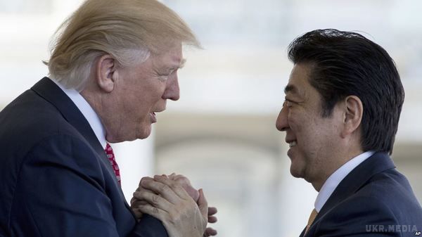 Японський прем'єр опинився в ямі на гольфі з Трампом. Відео. Прем'єр-міністр Японії не зумів втриматись на ногах під час гри у гольф з президентом США Дональдом Трампом.