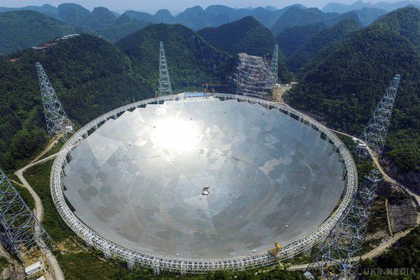 Китайські вчені перші вступлять в контакт з інопланетянами. . У цьому їм допоможе найбільший у світі радіотелескоп FAST.