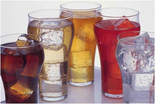 Фахівці назвали причини відмовитися від газованих напоїв. Організм людини містить близько 50-70% води.