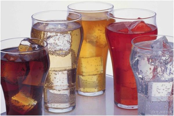 Фахівці назвали причини відмовитися від газованих напоїв. Організм людини містить близько 50-70% води.