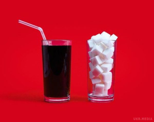 Фахівці назвали причини відмовитися від газованих напоїв. Організм людини містить близько 50-70% води.