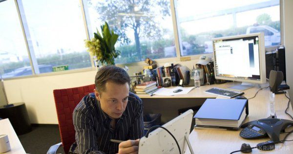 Екс-працівник SpaceX поділився, як Ілон Маск мотивує своїх підлеглих. Американський винахідник та мільярдер Ілон Маск є справжнім трудоголіком, тому він вимагає від своїх працівників повної самовіддачі.