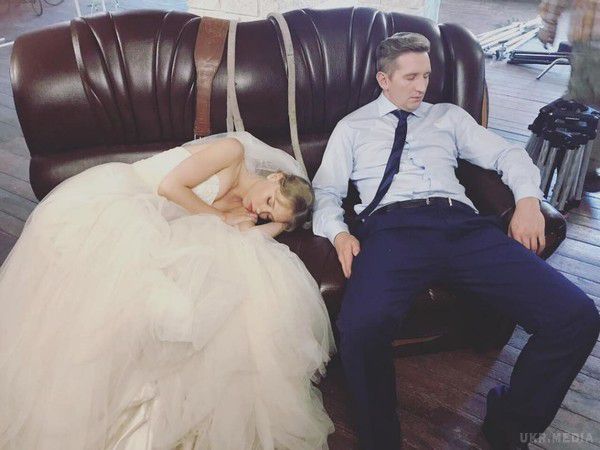 Актриса Анна Кошмал заснула під час весілля. Зірка серіалу "Свати" поділилася фото зі зйомок фільму.