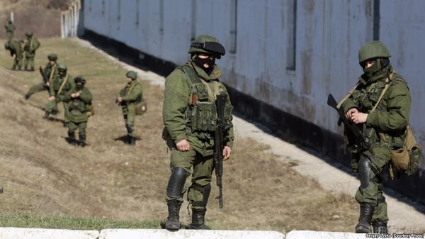 У РНБО заявили, що Росія стягує військових, які хоче "перефарбувати" у миротворців. Росія почала стягування до кордонів України військові сили, які хоче "перефарбувати" під миротворців ООН.