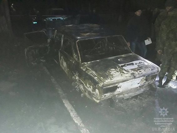 На Дніпропетровщині машину поліцейських обстріляли із гранатомета. Один із правоохоронців отримав поранення.
