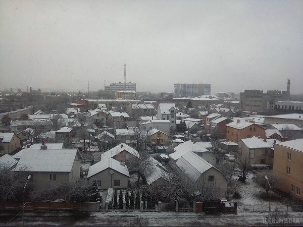 Уранці в неділю Львів засипає мокрим снігом.  Справдилося передбачення синоптиків: у Львові почав падати сніг.