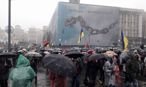 У Києві сотні людей вийшли на Марш обурених. В акції протесту взяли участь близько 400 осіб.