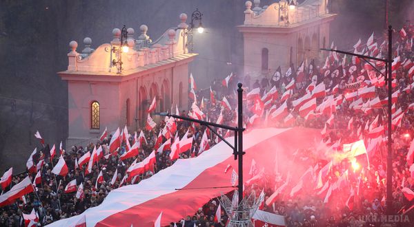 Парад націоналістів у Варшаві, на якому праворадикали заявили про повернення Львова і Вільнюса. Це не жарти, це дуже серйозний виклик! Це демонстрація глибокої кризи в Польщі.
