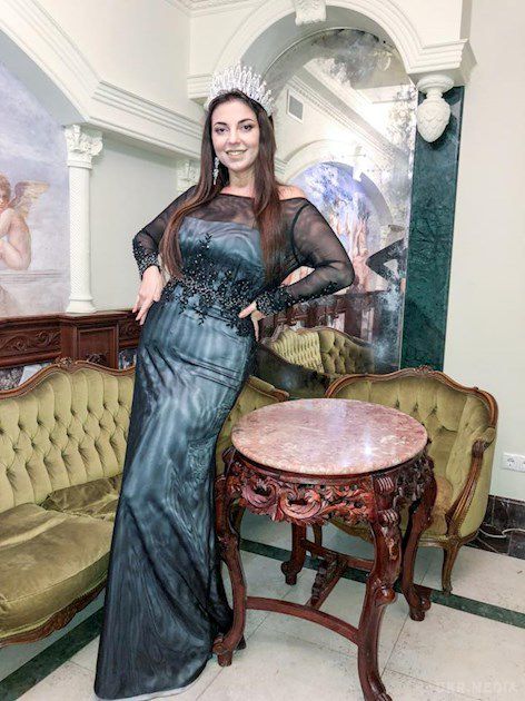 Україна буде представлена вперше на конкурсі Miss World Plus Size, який пройде в Сінгапурі (фото). Лейтенант столичної поліції Вікторія Щелко,  поїде на конкурс краси Miss World Plus Size