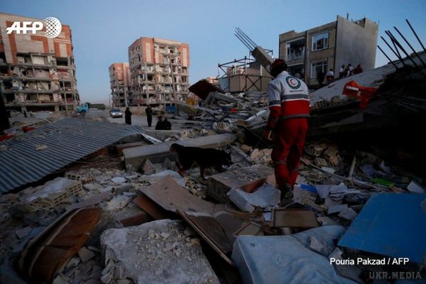 Землетрус на кордоні Ірану і Іраку загинули 328 осіб.  Поранення в результаті стихійного лиха отримали 2500 осіб.

