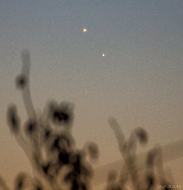 Опубліковані фото неймовірного космічного явища. Поцілунок Венери і Юпітера.