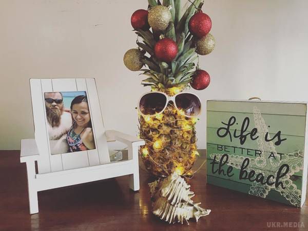 Новий тренд! Замість ялинки люди прикрашають іграшками ананаси. Користувачі соціальної мережі Instagram швидко підхопили кумедний новорічний тренд.