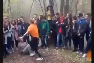 Бійка “без правил”: Дві школярки били одна одну ногами та тягали за волосся, перехожі знімали на відео
