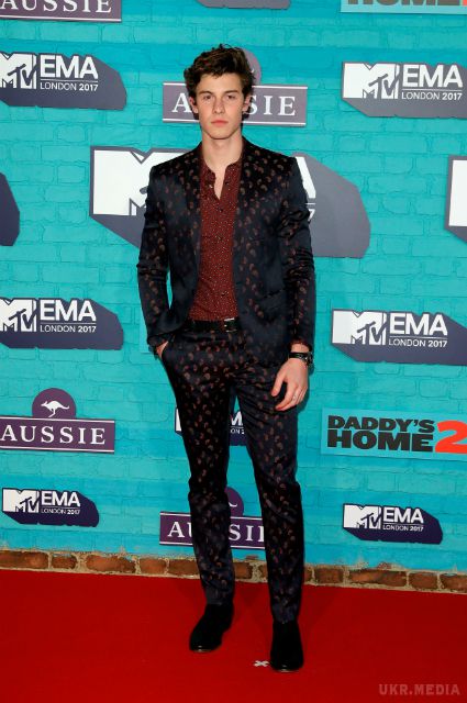 Рита Ора прийшла на червону доріжку в халаті і рушник. У ніч з неділі на понеділок в Лондоні пройшла щорічна церемонія вручення музичних нагород MTV Europe Music Award в Лондоні.