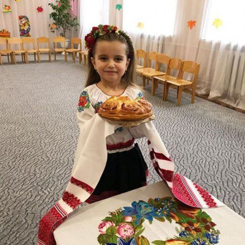 Лілія Ребрик показала доньку в українському костюмі. Дочка Лілії Ребрик Діана на святі в дитячому садку була в українському національному костюмі.