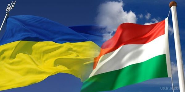 Посла України офіційно викликали в МЗС Угорщини. Угорщина висловила сподівання, що українська сторона розслідує інцидент в Берегово і притягне винних до відповідальності.
