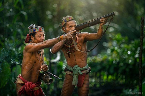 Приголомшливі знімки аборигенів, чий побут не змінюється тисячоліттями (Фото). На Ментавайских островах, в сотнях кілометрів від міст і якогось натяку на цивілізацію, ховається в диких джунглях древній народ — ментавайці.