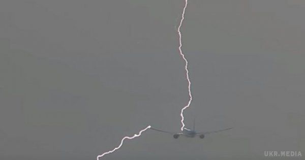 З'явилося вражаюче відео, як блискавка влучила в пасажирський літак. Користувачу соціальної мережі з ніком Valk Aviation вдалося зняти рідкісні кадри в небі.