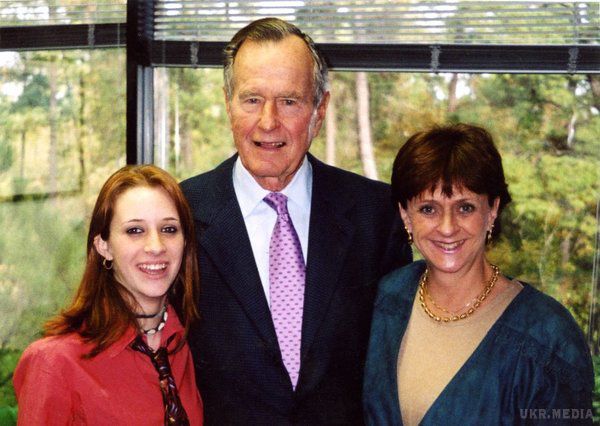 Екс-президента США звинуватили в сексуальних домаганнях. Колишнього президента Сполучених Штатів Джорджа Буша-старшого вже вшосте звинуватили в домаганнях.