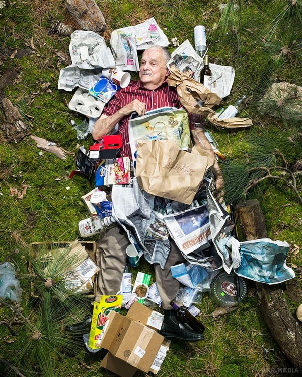 Знімки людей на тлі тижневої купи власного сміття (фото). Люди протягом 7-ми днів не викидають накопичився сміття і після закінчення терміну фотографують себе на його тлі.