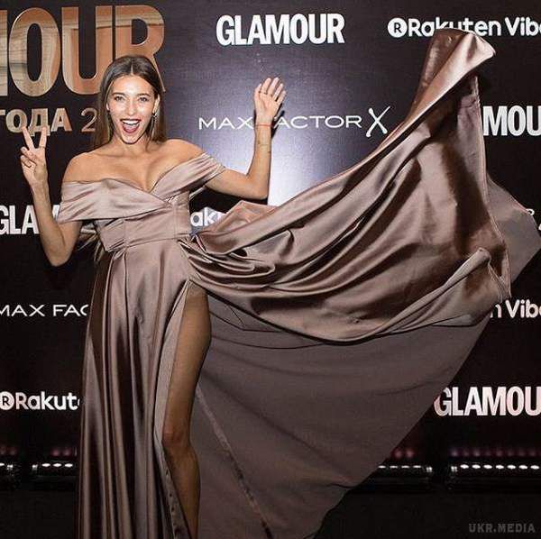  Регіна Тодоренко похвалилася стрункими ногами в шикарній сукні і без нижньої білизни(фото). Так зірка з'явилася на премії журналу Glamour.