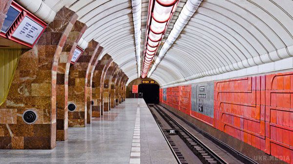 У Харкові "замінували" чотири станції метро. Поліція евакуювала пасажирів, потяги рухалися без зупинок.