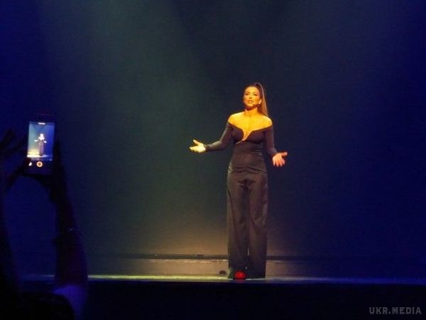 Ані Лорак після тривалої відсутності повернулася на українську сцену. Співачка Ані Лорак вперше за три роки вийшла на сцену в Україні.