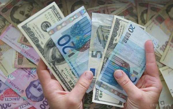 Українці стали менше переводити грошей на батьківщину. За кордон українці перевели 207 млн.