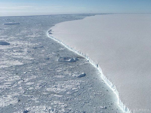 NASA показало аерознімки гігантського айсберга Антарктиди. Знімки були зроблені з літака, і демонструють шматок льодовика Ларсен С, що відколовся.