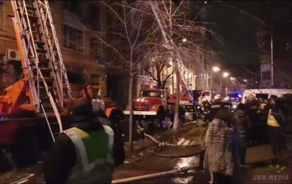У Києві палахкотів багатоповерховий житловий будинок (відео). Пожежа почалася на даху будівлі.