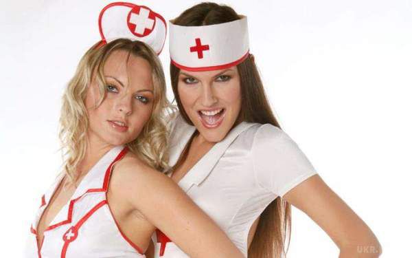 В трусах і топах: відвертий танець медсестер "підірвав" мережу (відео). Вийти напівголими на сцену співробітниць лікарень змусило начальство.