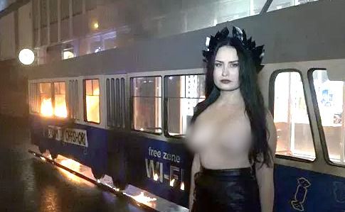 Стало відомо, хто схопив активістку FEMEN у Києві. 14 листопада учасниці FEMEN підпалили біля головного магазину Roshen у Вінниці декорацію у вигляді трамвая.