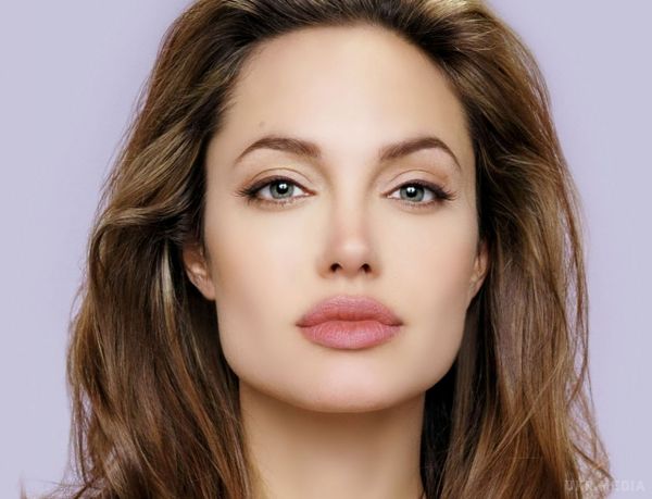 Нове вбрання Анджеліни Джолі шокувало шанувальників. Після галасливого розриву найвідомішої пари Голлівуду, Анджеліна Джолі постійно перебуває під прицілом фотокамер.