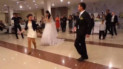 Ця дівчина затьмарила наречену та усіх гостей на весіллі. Схоже, що і сам наречений у захваті. Цим танцем дівчина затьмарила наречену і всіх гостей.