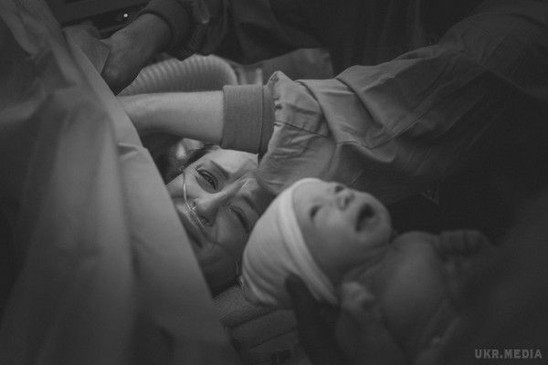 У дитячому будинку було дуже тихо...Коли вона дізналася, чому діти не плачуть, то присягнулася собі.. 28-річна Дейна Магер — професійний фотограф, кохана дружина і щаслива мама маленької А. 