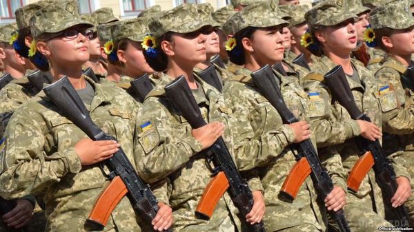 Українка  з автоматом - особливості жіночої військової служби. За даними Міністерства оборони, у ЗСУ нині проходить службу 23 771 жінка!