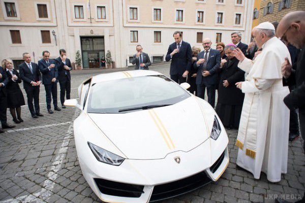 Папі римському подарували білий Lamborghini за 200 тисяч доларів. Називається він Huracan і коштує понад 200 тисяч доларів США. 