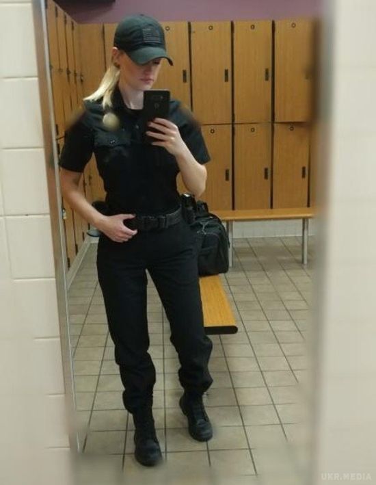 Хейлі Дрю - чарівна блондинка, яка працює тюремним наглядачем. Знайомтеся, це Хейлі Дрю — наглядач у в'язниці міста Форт-Уерт.