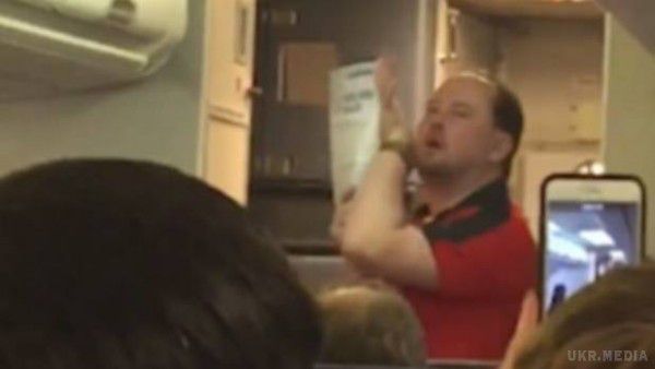 У США стюард пояснив правила безпеки сексуальним танцем. Співробітник лоукостера Southwest Airlines Ніколас Демур (Nicholas Demore) прийняв рішення таким чином урізноманітнити нудний інструктаж для пасажирів.