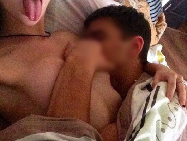 У Воронежі дівчина підірвала соціальні мережі своїм відвертим знімком. На знімку дівчина лежить в ліжку з хлопцем у відвертій позі.