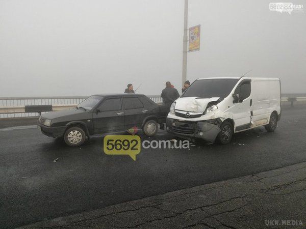 У Кам'янському через туман сталася масштабна ДТП з автобусом та 9 авто. Аварія сталася на мосту через Дніпро і викликала величезні затори.