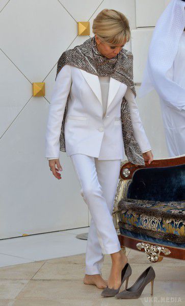 Бріжит Макрон показала першій леді США, як потрібно одягатися на Близькому Сході (фото). Бріжит Макрон відправилася разом з чоловіком в Арабські Емірати.