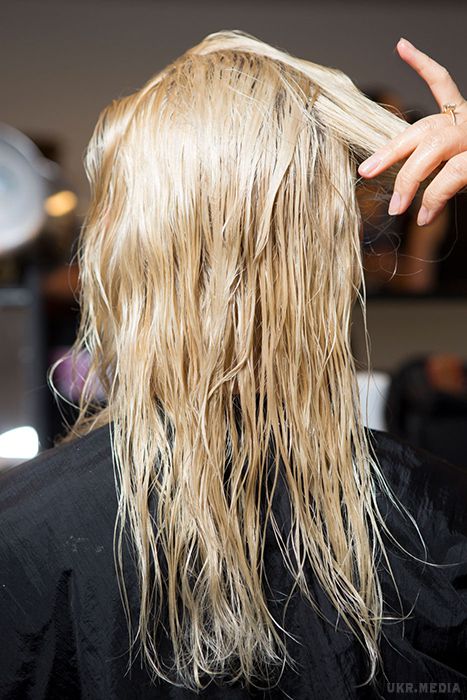 П'ять порад для блондинок від професійних стилістів (фото). Як у випадку з фарбованим волоссям, так і з натуральними домашній догляд повинен бути спрямований на зволоження і підтримка кольору. 