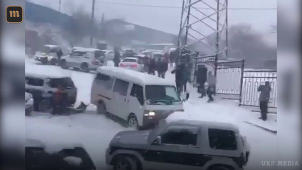 Перший сніг і слизькі дороги у Владивостоці - відео "порвало" мережу. «Aristo бідна моя. Йди, чувак!» 