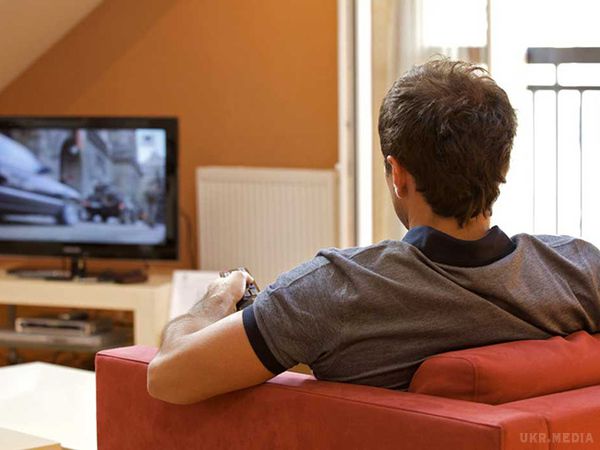 Вчені розповіли про небезпеку, яку таїть у собі перегляд телевізора. У любителів всіляких телепрограм і серіалів тромби з'являються в 1,7 разів частіше, ніж у тих людей, які дивляться телевізор рідко або взагалі не дивляться.