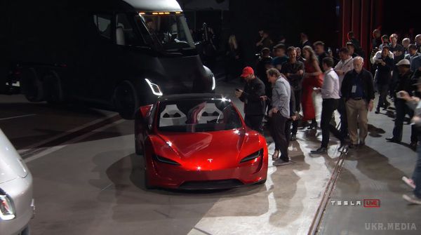 Маск представив Tesla Roadster 2 - електрогіперкар зі знімним дахом і запасом ходу 1000 км (відео). Про плани Ілона Маска відродити спортивну модель Roadster відомо вже кілька років, однак ніхто не підозрював, що модель настільки близька до релізу. 