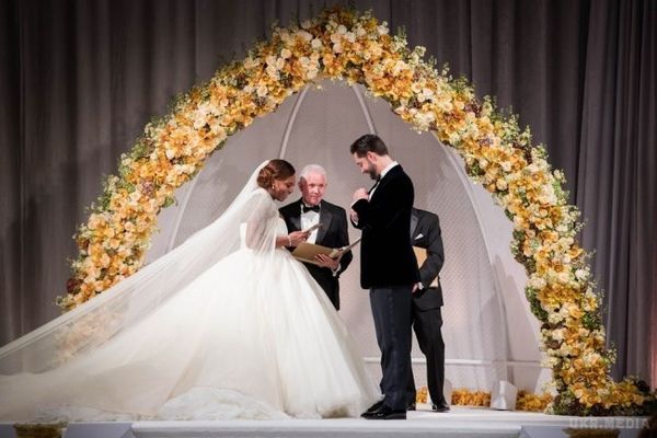Серена Вільямс вийшла заміж за мільйонера, перетворивши весілля в казковий бал. Знаменита американська тенісистка Серена Вільямс через 11 тижнів після народження дочки Алексіс Олімпії, вийшла заміж за мільйонера Алексіса Оганяна.