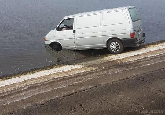У Черкасах п'яний водій втопив у річці свій фургон. Нетверезий водій вже вдруге підмочив репутацію, його нетверезим знову знайшли черкаські патрульні.
