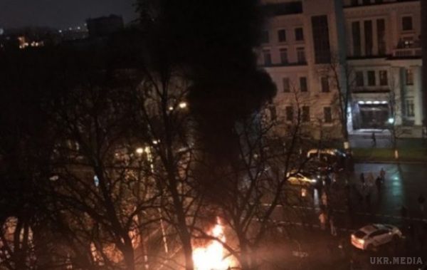 Біля Адміністрації президента палили шини і довідались до особняка Порошенко. Мітингувальники також їздили до особняка Порошенко в Київській області.